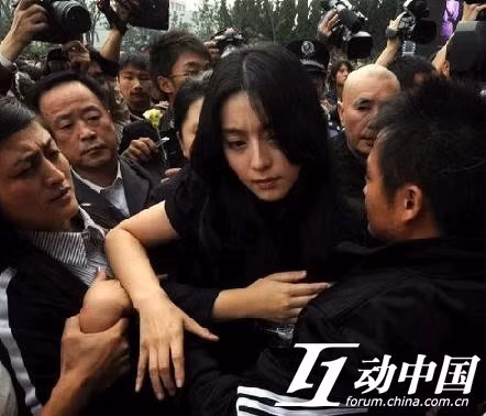 Phạm Băng Băng là đối tượng thường xuyên bị tấn công ở nơi đông người hay đi sự kiện. Khi viếng đám tang thầy giáo, cô bị bủa vây bởi rất nhiều người. Tranh thủ lúc nhốn nháo, một vài người cố tình đụng chạm vòng một, vòng ba của người đẹp. Quản lý cô sau đó còn phải ra mặt quát tháo. Vì ngại chuyện lên báo, Phạm Băng Băng quay lại nói với quản lý: "Bỏ qua thôi".