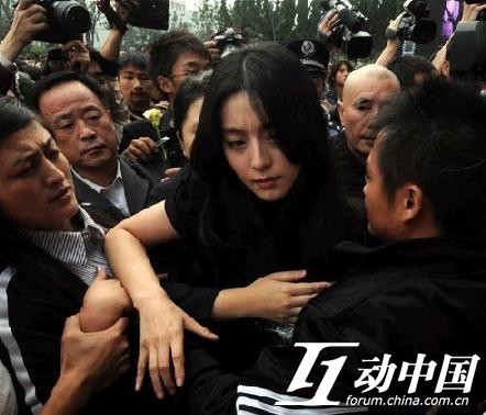 Phạm Băng Băng là đối tượng thường xuyên bị tấn công ở nơi đông người hay đi sự kiện. Khi viếng đám tang thầy giáo, cô bị bủa vây bởi rất nhiều người. Tranh thủ lúc nhốn nháo, một vài người cố tình đụng chạm vòng một, vòng ba của người đẹp. Quản lý cô sau đó còn phải ra mặt quát tháo. Vì ngại chuyện lên báo, Phạm Băng Băng quay lại nói với quản lý: "Bỏ qua thôi".