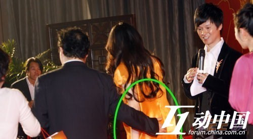 Hành động đặt tay lên vòng ba khiếm nhã của một vị khách nước ngoài đối với Phạm Băng Băng. Tại Trung Quốc, khi dự sự kiện quảng cáo, nhiều nghệ sĩ cũng gặp phải sự cố bị đụng chạm cơ thể ngoài ý muốn.