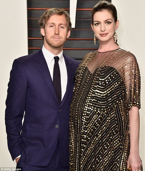 Anne Hathaway sinh con trai dau long