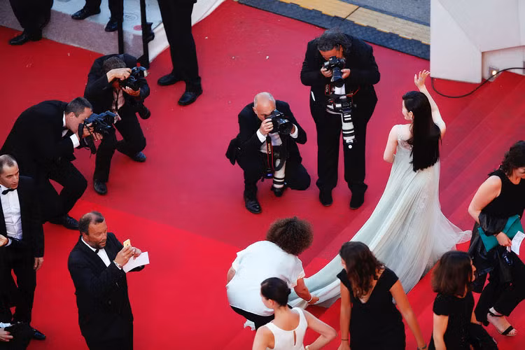 Ngoài ra, người đẹp còn có người chăm sóc chỉnh váy khi tạo dáng trên thảm đỏ.