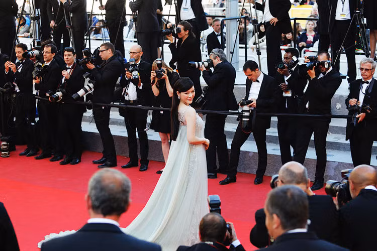 Không chỉ gương mặt, thần thái của Lý Nhã Kỳ được ghi lại, mà các nhiếp ảnh gia liên tục “săn” hình ảnh của cô ở mọi góc độ trên thảm đỏ.