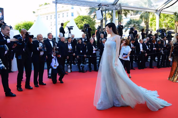 Không chỉ gây ấn tượng trong sự kiện Liên hoan phim, mới đây Lý Nhã Kỳ còn được tạp chí Gala của Pháp đăng hình giới thiệu và dành lời khen ngợi.