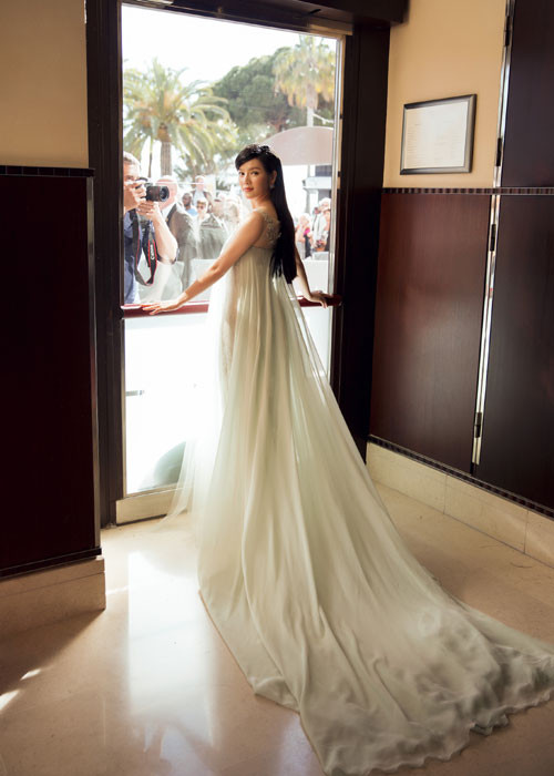 Ngay khi bước xuống cầu thang để nhiếp ảnh gia Lê Thiện Viễn thực hiện các shoot hình hậu trường, vẻ đẹp gợi cảm của Lý Nhã Kỳ đã lập tức hút ống kính phóng viên quốc tế.