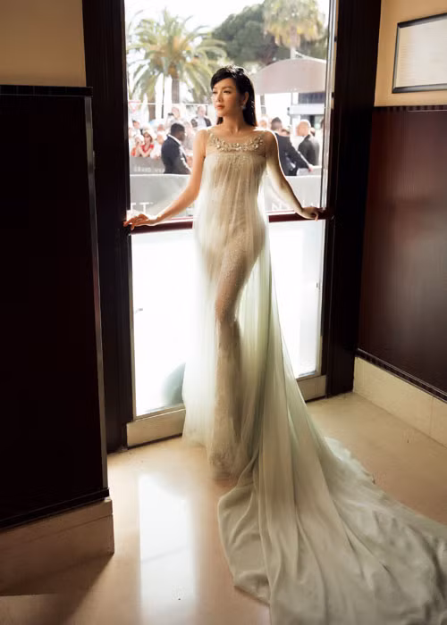 Người đẹp kết hợp lối trang điểm nhẹ nhàng, nền nã với mái tóc thả dài yểu điệu, trang sức kim cương của Paolo Piovan.