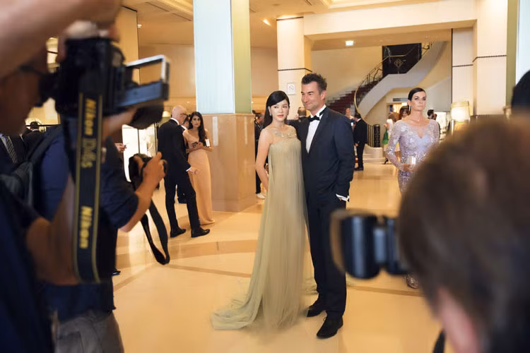 Gặp gỡ tại sảnh khách sạn chuẩn bị tới thảm đỏ, ông Antoine Dray, người quản lý truyền thông cho các đoàn phim và sao Hollywood quảng bá phim trong khuôn khổ Cannes đã ấn tượng với sự quyến rũ của Lý Nhã Kỳ.