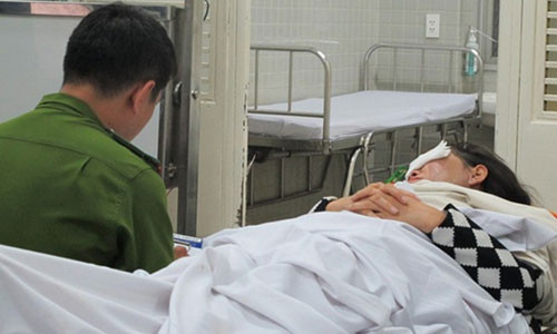 Mot phu nu o Sai Gon bi tat axit khi dua con di hoc