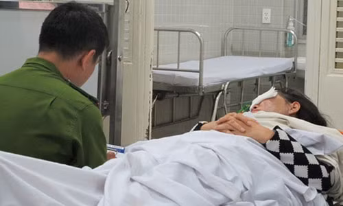 Mot phu nu o Sai Gon bi tat axit khi dua con di hoc