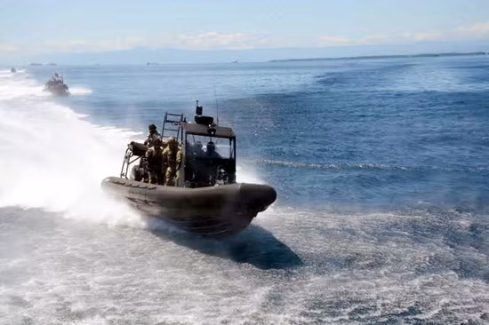 Xuồng cao tốc đưa các đội đặc nhiệm áp mạn tàu.
