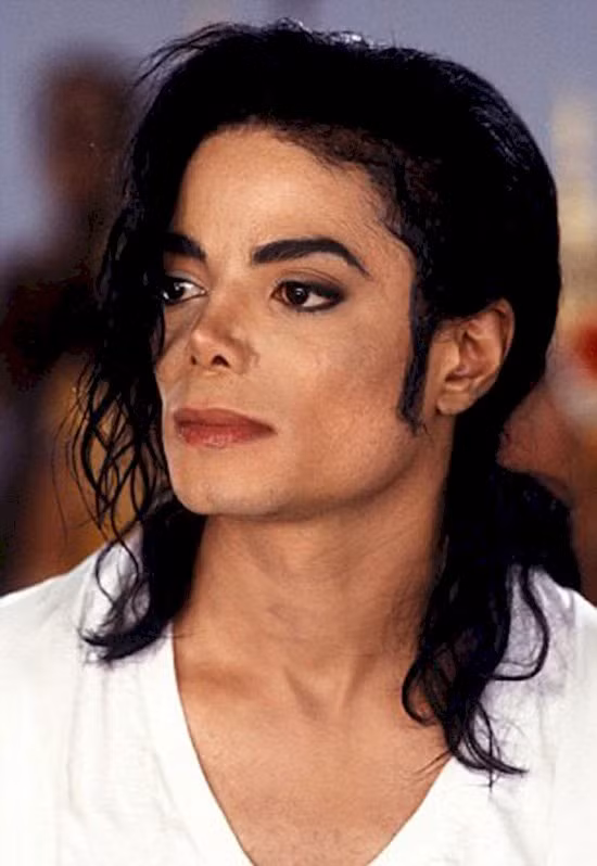 Năm 1991, Michael Jackson đổi mái tóc xoăn kiểu Jheri trở suôn chảy, làn da sáng dần và mũi hoàn toàn khác biệt.