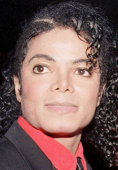 Tại gala lễ trao giải American Cinema Award năm 1987, Michael Jackson gây chú ý với cánh mũi nhỏ mới được gọt giũa thêm, phần cằm không còn vuông vức như trước.