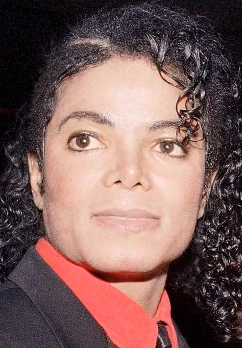 Tại gala lễ trao giải American Cinema Award năm 1987, Michael Jackson gây chú ý với cánh mũi nhỏ mới được gọt giũa thêm, phần cằm không còn vuông vức như trước.