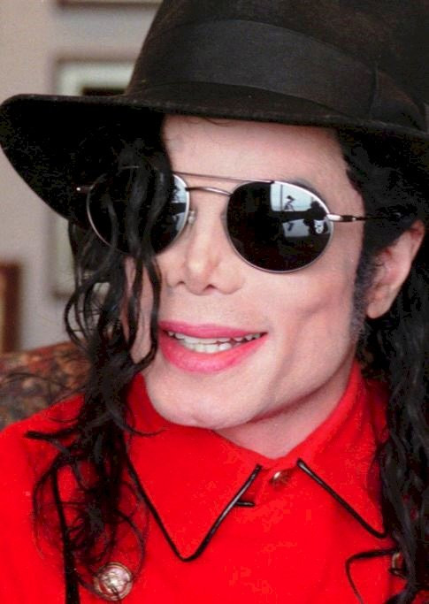 Năm 1998, mái tóc của Michael Jackson chuyển sang kiểu xoăn nhẹ, mũi và gò má bắt đầu có dấu hiệu xập xệ.