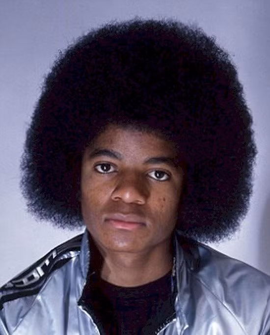 Michael Jackson tuổi vị thành niên trong hình ảnh một người da màu đúng nghĩa. Mái tóc quăn xù, mũi to quá khổ, môi dày và đặc biệt làn da điển hình khiến ông từng dằn vặt bản thân suốt tuổi thơ.