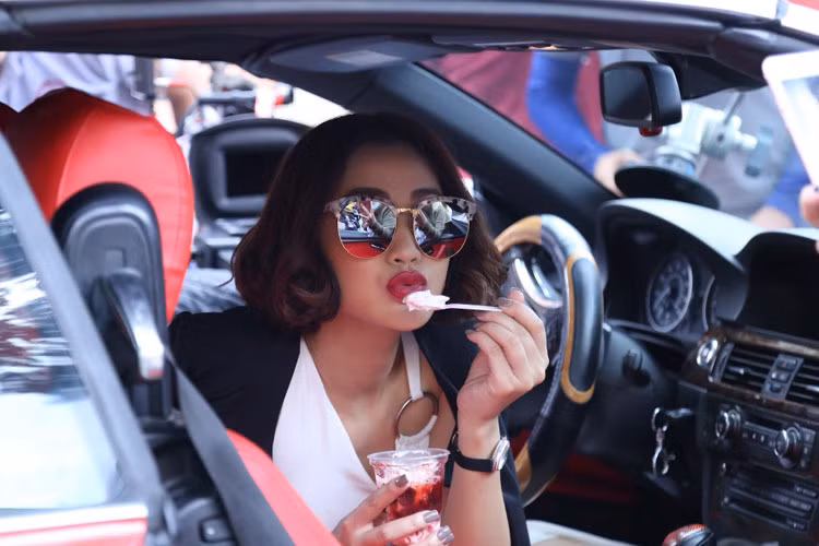 Với vai diễn này, Maya quyết định kết hợp với stylist Hoàng Ku để xây dựng hình ảnh chuyên nghiệp nhất trong suốt quá trình tham gia phim.