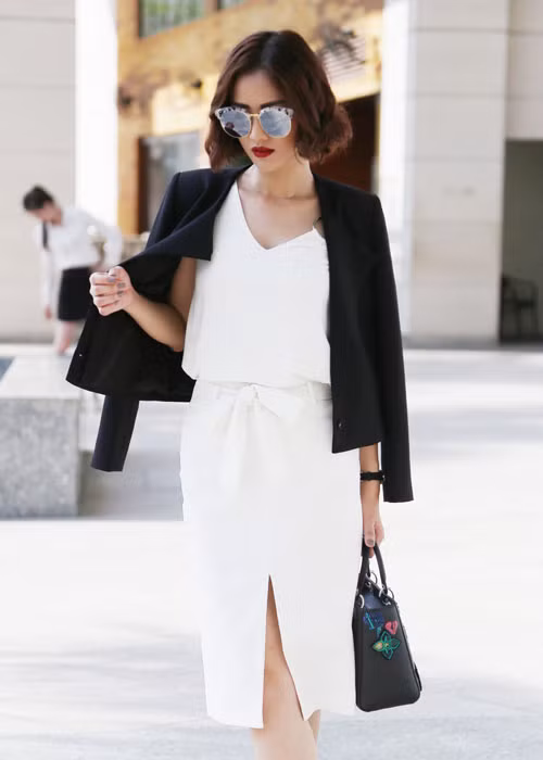 Bên cạnh những hình ảnh hậu trường phim vừa được tiết lộ, Maya cũng gửi tặng khán giả những khoảnh khắc mới nhất khi cô tự tin khoe phong cách street style sành điệu, trẻ trung trên đường phố với mái tóc ngắn cá tính kết hợp với trang phục trắng đen đầy tinh tế.