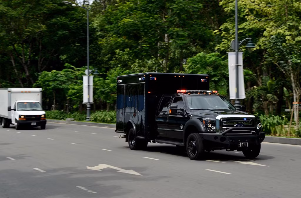 Sau khi di chuyển theo đường Nam Kỳ Khởi Nghĩa đến trước cổng Dinh Thống Nhất, đoàn xe rẽ vào đường Lê Duẩn, sau đó đến tập kết trong sân Tổng Lãnh sự quán Mỹ tại TP HCM.