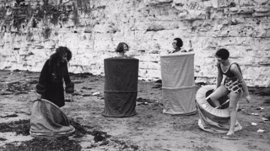 Những cô gái đang thay đồ trên bãi biển công cộng, năm 1929.