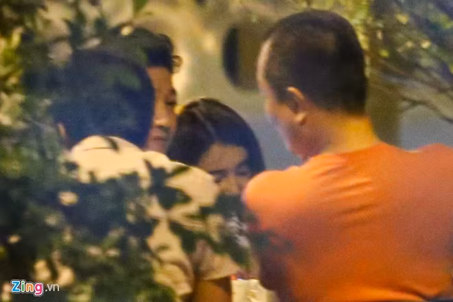 Trong suốt bữa ăn, Nhã Phương liên tục ngả vào vai người yêu đầy tình cảm, còn Trường Giang ôm Nhã Phương và xoa đầu. Xem ra những ồn ào tình ái của trưởng phòng "Ơn giời, cậu đây rồi" với cựu người mẫu Quế Vân mấy ngày qua không ảnh hưởng tới mối quan hệ giữa họ.