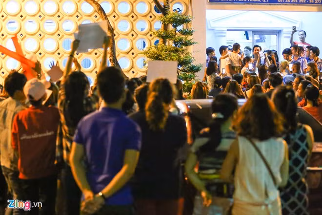 Trước đó, Trường Giang nhận được nhiều tình cảm của người hâm mộ trong đêm diễn. Hơn 4.000 ghế của sân khấu Trống Đồng không còn một chỗ trống. Nhiều fan từ Bình Dương, Đồng Nai cũng lên ủng hộ thần tượng.