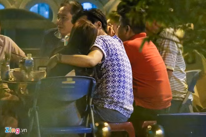 Cặp trai tài gái sắc thoải mái thể hiện tình yêu trước sự chứng kiến của người thân. Diễn viên Tuổi thanh xuân thỉnh thoảng còn gục hẳn đầu vào lòng bạn trai. Bén duyên từ phim 49 ngày, từ đó đến nay, cặp đôi nhận được sự ủng hộ nồng nhiệt của fan nhưng cũng vướng không ít tin đồn như bắt tay PR, chia tay... 