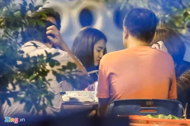 Nhã Phương đến cùng trợ lý. Cặp đôi ngồi ăn khuya với ê-kíp, trong đó có cả em trai Trường Giang tới 3h sáng.