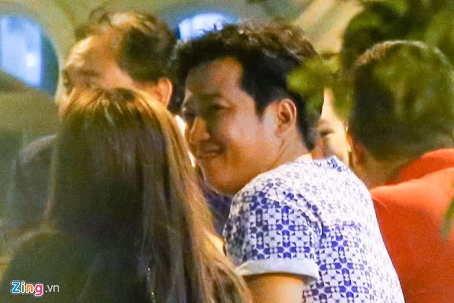 Cách đây vài ngày, Trường Giang bị Quế Vân tố lăng nhăng, lừa dối cô. Dù yêu Nhã Phương nhưng anh vẫn lén lút qua lại với nữ ca sĩ Hà thành. Quế Vân chia sẻ nhiều lần cô nói chia tay nhưng nam danh hài đều níu kéo. Trong ảnh, cả hai thủ thỉ, trò chuyện vui vẻ suốt bữa ăn.