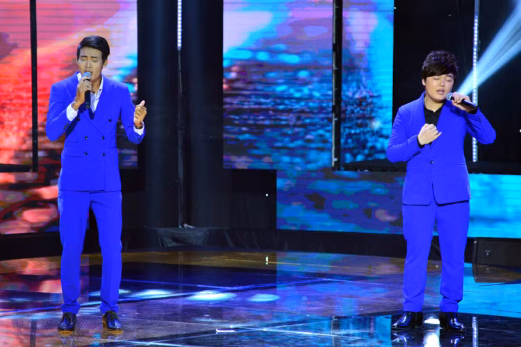 Cặp đôi Mai Trọng Linh và Hoàng Thuận cùng thể hiện ca khúc "Đêm tóc rối" với phần luyến láy ăn khớp nhau.