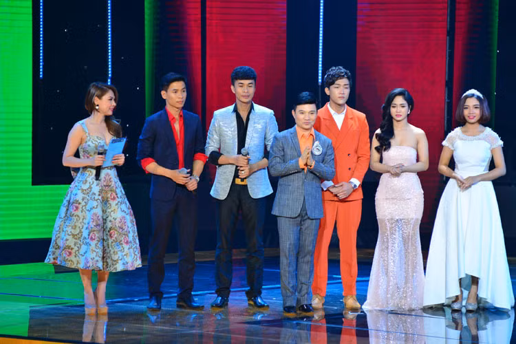 Kết thúc hai vòng thi Tinh hoa và Thách đấu, mỗi đội có 5 thành viên bước vào vòng biểu diễn trực tiếp. Đội HLV Đan Trường gồm: Trung Quang, Yên Nhiên, Hồng Chuyên, Lê Chinh và Nguyễn Duy. Ở đội HLV Cẩm Ly gồm: Thanh Vinh, Cao Công Nghĩa, Bảo Nam, Tiến Vinh và Thành Thiện. Đội HLV Quang Linh gồm: Phương Anh, Trường Sơn, Huỳnh Thật, Võ Đình Phước và Mỹ Linh. Ở đội HLV Quang Dũng gồm: Trần Hằng, Quý Sỹ, Phúc Lâm, Minh Thảo và Mai Phương. Liveshow 1 Thần tượng Bolero sẽ lên sóng lúc 20h, thứ năm, ngày 31/3, trên kênh VTV3 Đài truyền hình Việt Nam.