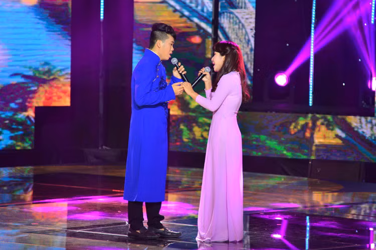 Kế đó, chàng trai 18 tuổi đến từ Huế - Hồ Ngọc Vàng và cô nàng Phương Liên đưa công chúng đến với xứ Huế mộng mơ với "Ai ra xứ Huế". Ngọc Vàng chiếm ưu thế ở đoạn hò với chất giọng khỏe, chắc, vang còn Phương Liên tự tin ở thần thái biểu diễn từ cách đưa tay thế nào để tạo được ấn tượng đến nụ cười.