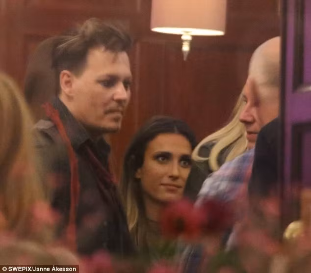 Giua scandal Johnny Depp tiec tung voi gai la luc rang sang