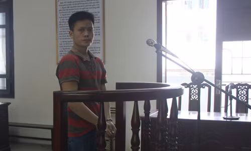 Ruou vao, doi ban chi cot hang mau cam dao “xu” nhau