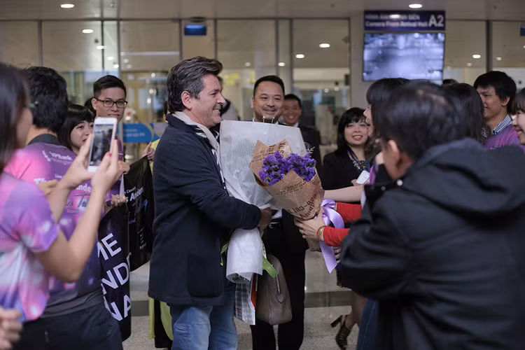 Mặc dù không còn mái tóc dài lãng tử, không còn trẻ như xưa nhưng Thomas Anders khiến mọi người xuýt xoa vì vẻ lịch lãm, phong độ.