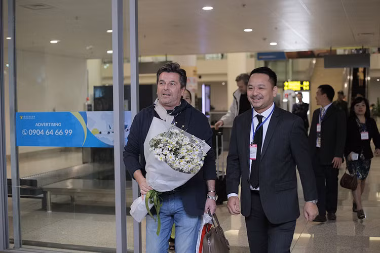 Sau chuyến bay dài, 6h30 sáng nay, giọng nam chính của ban nhạc Modern Talking huyền thoại, Thomas Anders, đã có mặt tại sân bay Nội Bài để chuẩn bị cho đêm nhạc diễn ra vào ngày 26-27/11, tại Trung tâm hội nghị Quốc gia Mỹ Đình, Hà Nội. Vừa tới cửa sân bay, ông thích thú khi được BTC cũng như những người yêu mến đón chờ từ sớm. Nam ca sĩ đặc biệt thú vị khi được tặng bó hoa cúc họa mi từ Ban Tổ chức.