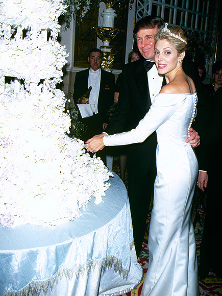 Cuộc đối đầu căng thẳng giữa 2 người phụ nữ đã dẫn đến kết cục là lá đơn ly hôn do bà Ivana ký sẵn và Marla đường hoàng bước vào cuộc sống hôn nhân với ông Trump như cô hằng mong đợi.