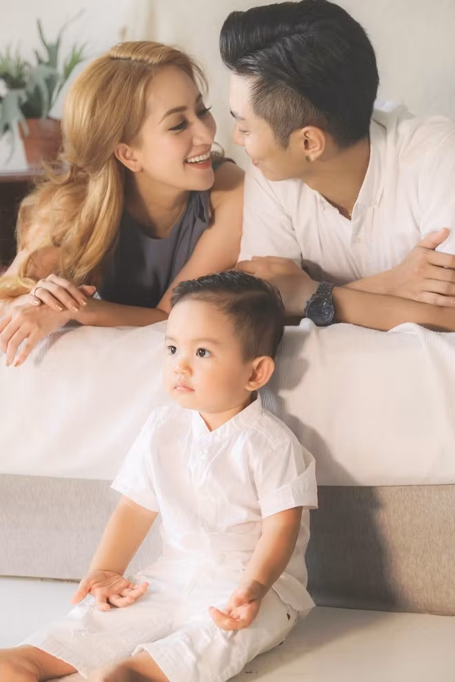 Khanh Thi tiet lo cuoc hon nhan voi chong kem 12 tuoi