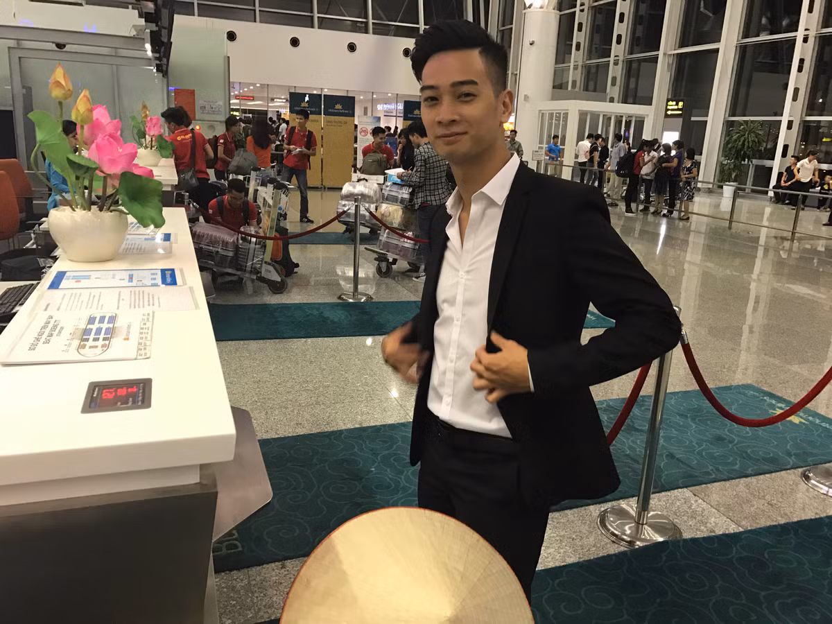 Slim V mang theo non la di trinh dien tai Asia Song Festival