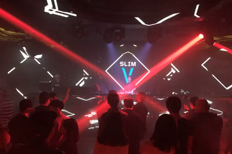 Buổi diễn tại Club này dành riêng cho các công ty giải trí Hàn Quốc tại Hàn Quốc. Slim V đã biến Club trở thành “chảo lửa” và được giới giải trí Hàn vô cùng thích thú.