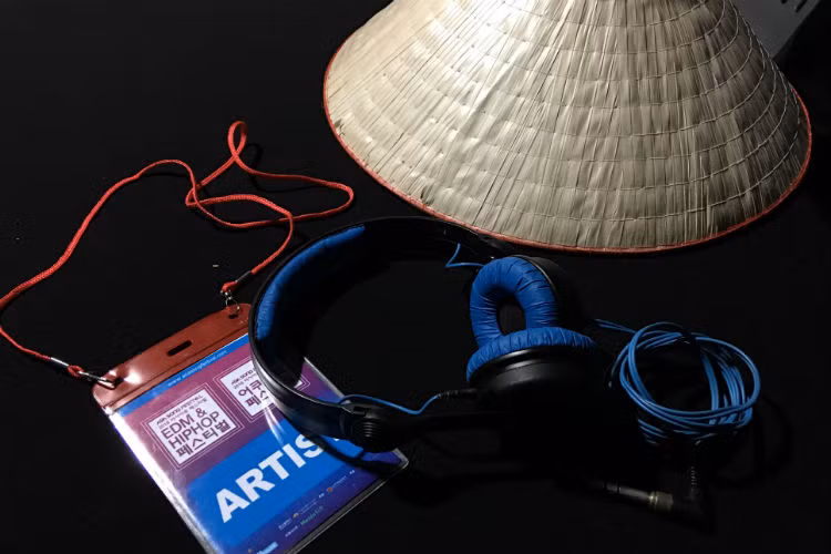 Chiếc nón lá là món đồ đặc biệt Slim V mang đến sự kiện âm nhạc này với mong muốn quảng bá nét văn hóa của Việt Nam đến bạn bè quốc tế.