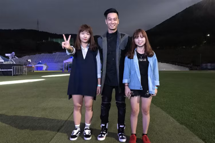 Slim V cũng rất bất ngờ khi tới Hàn Quốc biểu diễn lần đầu tiên, nhưng đã có rất nhiều fans là người Việt đã "đội mưa" đến ủng hộ anh trong đêm diễn.