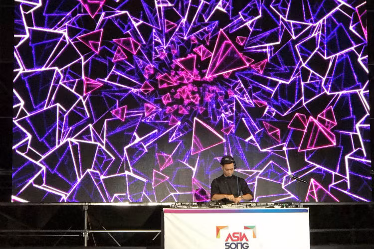 Phần trình diễn của Slim V ấn tượng đến mức, Tổng giám đốc tổ chức Asia Song Festival đã phải phát biểu ngay rằng ông vô cùng thích thú với hình ảnh cũng như tài năng của Slim V.