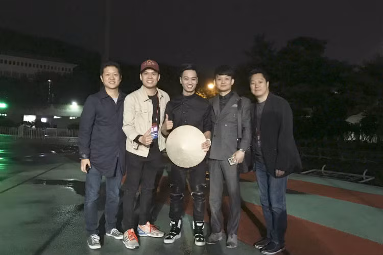 Đại diện Ban tổ chức Asia Song Festival chụp ảnh cùng Slim V.