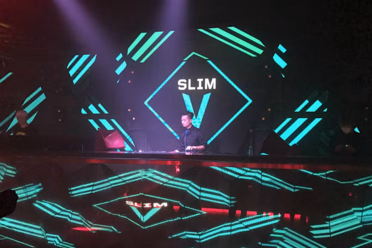 Đại diện Ban tổ chức cũng tới gặp Slim V mời anh biểu diễn “tăng 2” tại một Club nổi tiếng nhất Busan.