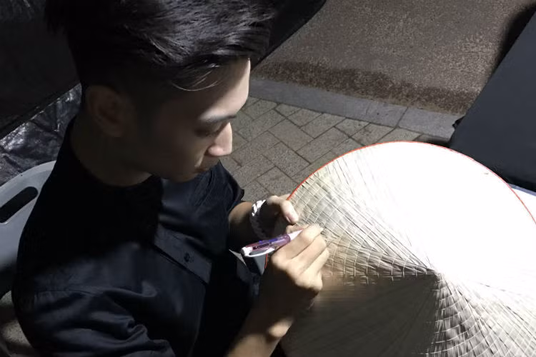 Hình ảnh Slim V với chiếc nón lá của quê hương khi góp mặt trong sự kiện lớn tại Hàn Quốc.