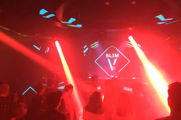 Những ấn tượng mạnh mẽ đó cũng giúp Slim V nhận được lời mời tham dự trình diễn tại sự kiện EDM lớn nhất Hàn Quốc vào đầu năm tới đây.
