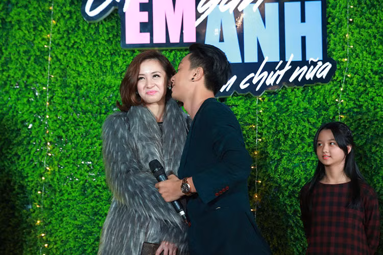 Tại sự kiện, trước sự cổ vũ nhiệt tình của ê-kíp và khán giả, Jun Vũ và Đình Hiếu đã tái hiện lại cảnh hôn trên sân khấu. Tuy nhiên, vì ngại ngùng, cặp đôi chỉ hôn nhẹ vào má.