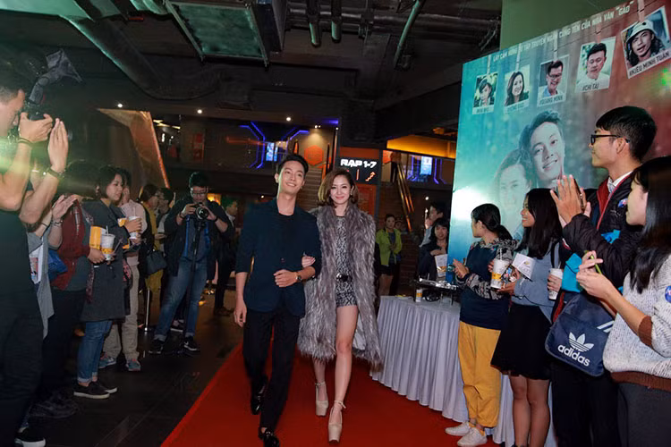 Sau buổi ra mắt tại Sài Gòn, tối 1/12, ê-kíp bộ phim "Cho em gần anh thêm chút nữa" gồm đạo diễn Văn Công Viễn, nghệ sĩ Quang Minh, Jun Vũ, Đình Hiếu, Thanh Mỹ... đã có buổi ra mắt khán giả tại thủ đô.