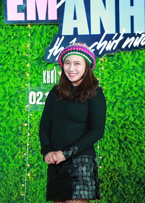 Cùng với ê-kíp bộ phim "Cho em gần anh thêm chút nữa", sự kiện ra mắt phim thu hút sự quan tâm của nhiều sao Việt. Trong hình ca sĩ Khánh Linh đến chúc mừng đoàn phim.