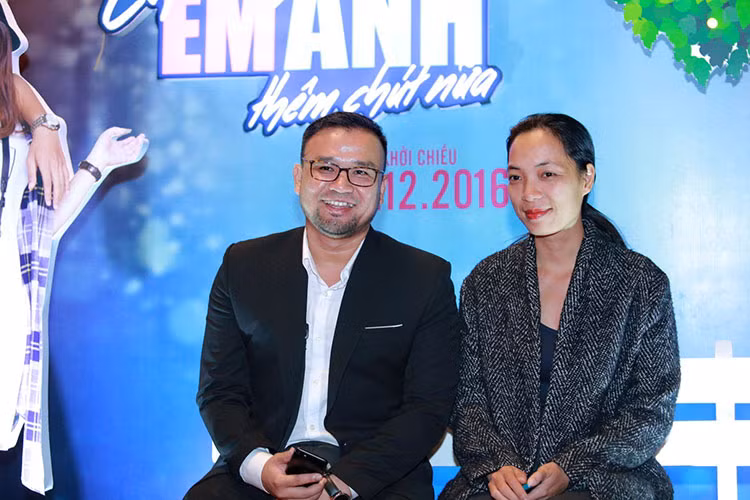 Văn Công Viễn chụp ảnh cùng đạo diễn Hoàng Điệp.