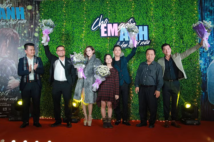 Ngày Rin đến, cả thế giới của Kai bị đảo lộn và ngay chính cuộc sống của cô cũng bắt đầu có nhiều chuyển biến. Bà ngoại Kai bắt đầu hiểu cậu Phú hơn, những căng thẳng khi ly thân của ba mẹ Rin cũng dần dần được xoa dịu, ngay cả Kai cũng thay đổi đến mức anh không ngờ... Cô như con đom đóm nhỏ đang cố gắng dùng ánh sáng kỳ lạ của mình để thắp lên lại những hy vọng đã tắt ngày nào trong anh... Phim chính thức công chiếu ngày 2/12 tại các hệ thống rạp trên toàn quốc.